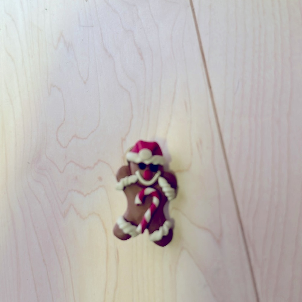 Gingerman Holiday pin